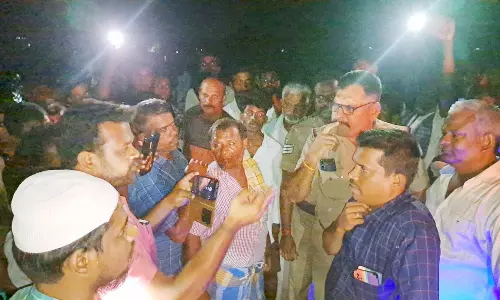 நத்தத்தில் முன் அறிவிப்பின்றி மின்தடையை கண்டித்து சாலை மறியல்