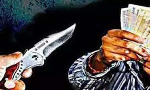 கத்தி முனையில் வாலிபரிடம் பணம் பறிப்பு