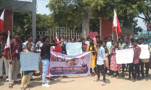 அரசு கலைக்கல்லூரி மாணவர்கள் வகுப்பை புறக்கணித்து போராட்டம்