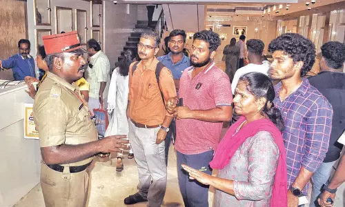 பிரபல நகைக்கடையை வாடிக்கையாளர்கள் முற்றுகை