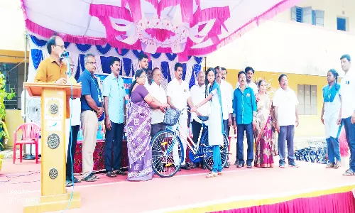 மாணவர்களுக்கு இலவச சைக்கிள்