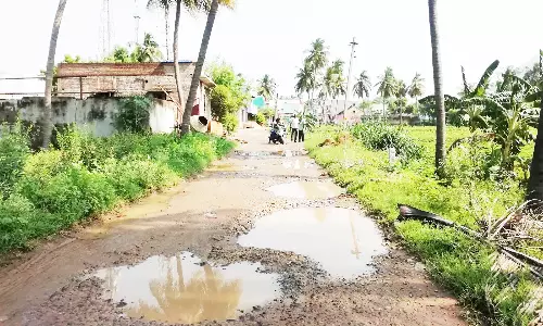 கீழ் அரசம்பட்டில் குண்டும் குழியுமான சாலையால் கடும் அவதி