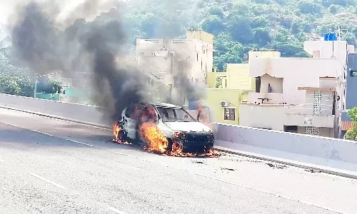 வேலூர்- பெங்களூரு நெடுஞ்சாலையில் திடீரென தீப்பற்றி எரிந்த கார்
