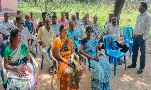கூட்டுறவு கடன் சங்கத்தினர் ஆர்ப்பாட்டம்