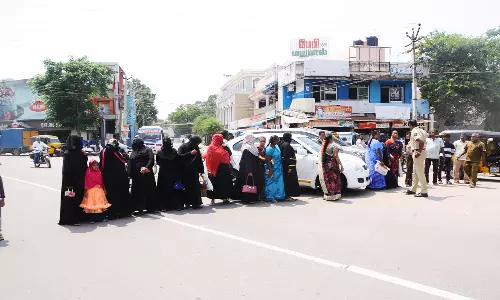 வேலூர் மாநகராட்சி முன்பு பொதுமக்கள் சாலை மறியல்