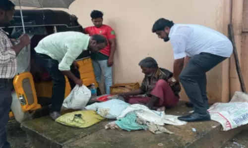 மேக்கா மண்டபம் அருகே குளிரில் நடுங்கிய முதியவருக்கு உதவிய கவுன்சிலர்