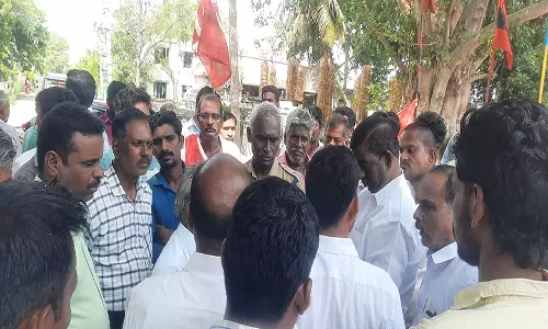 தூய்மையான குடிநீரை வழங்காத  பேரூராட்சி நிர்வாகத்தை கண்டித்து சாலை மறியல் போராட்டம்