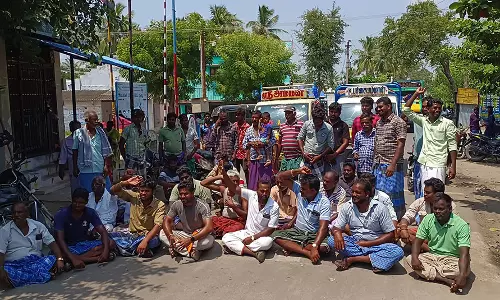 குறைவான மின் விநியோகத்தை கண்டித்து பொதுமக்கள் சாலை மறியல்