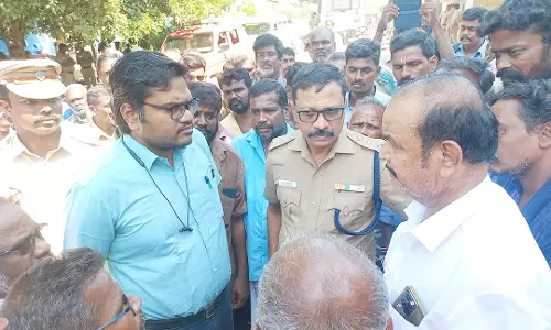 மாநகராட்சி  தூய்மை பணியாளர்கள் திடீர் முற்றுகை போராட்டம்