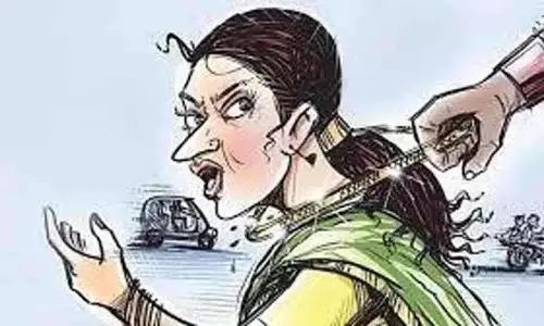 ஸ்கூட்டரில் சென்ற நர்சிடம் செயின் பறிப்பு