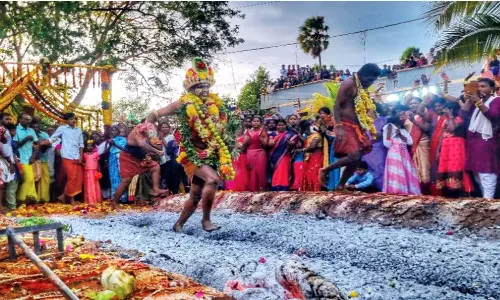 மாரியம்மன் கோவிலில் பூக்குழி திருவிழா