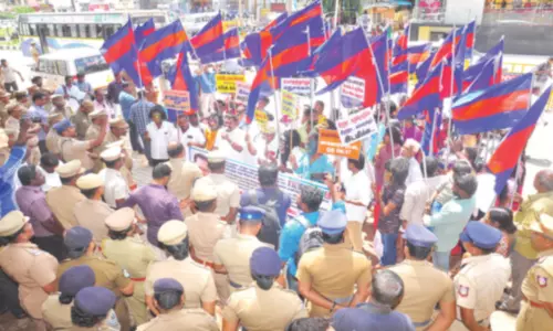 கலெக்டர் அலுவலகத்தை  முற்றுகையிட்டு போராட்டம் நூற்றுக்கும் மேற்பட்டோர் கைது- பரபரப்பு