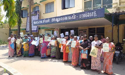 அ.தி.மு.க., ஆட்சியில் வழங்கிய பட்டா செல்லாது என்று கூறியதால் பெண்கள் முற்றுகை போராட்டம்