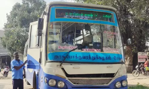 பஸ்சில் மயங்கி விழுந்த பெண்ணை  துரிதமாக செயல்பட்டு ஆஸ்பத்திரியில் சேர்த்த டிரைவர்