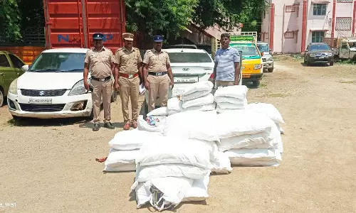 நிறுத்தப்பட்டிருந்த  காரில்  ரூ.3 லட்சம் குட்கா பறிமுதல்