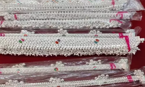 ஒரே வாரத்தில் கிலோவுக்கு ரூ.5 ஆயிரம்  சரிவுசேலம் வெள்ளி கொலுசுகள் விற்பனை அதிகரிப்பு