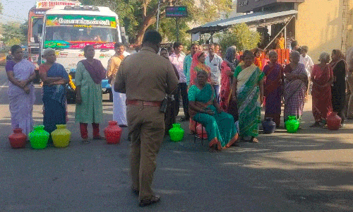 குடிநீர் கேட்டு பெண்கள் காலி குடங்களுடன் சாலை மறியல்