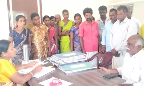 ஏரியூர் அருகே சாலை வசதி வேண்டி வட்டார வளர்ச்சி அலுவலகத்தை முற்றுகையிட்ட பொதுமக்கள்