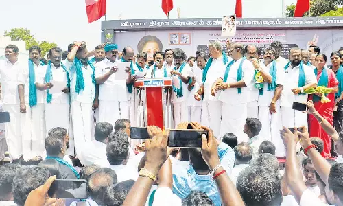 தஞ்சையில் நெற்பயிர்களை கையில் ஏந்தி அ.தி.மு.க.வினர் ஆர்ப்பாட்டம்