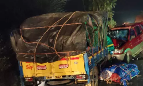 பல்லடம் அருகே அவிநாசிப்பாளையத்தில்  கார் மீது சரக்கு வேன் மோதிய  விபத்தில் ஒருவர் பலி