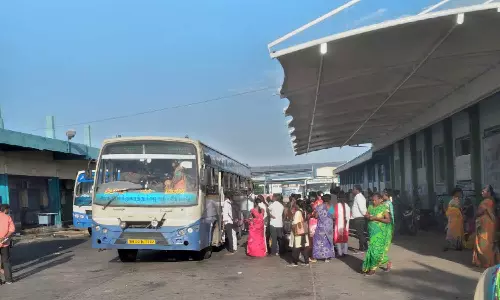 வெள்ளகோவில் பஸ் நிலையத்தில்  போதிய பஸ் வசதி இல்லாததால் பயணிகள் அவதி