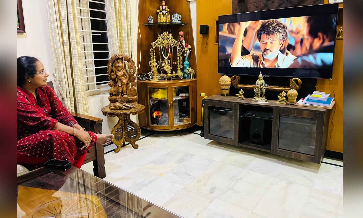 லியோ டிரைலரை ரசித்து பார்க்கும் வானதி சீனிவாசன்- புகைப்படம் வைரல்