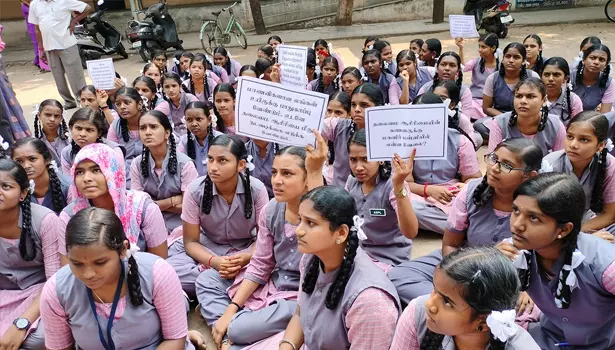 கோட்டை பெண்கள் பள்ளியில் மாணவிகள் போராட்டம் கோட்டை பெண்கள் பள்ளியில் மாணவிகள் போராட்டம்
