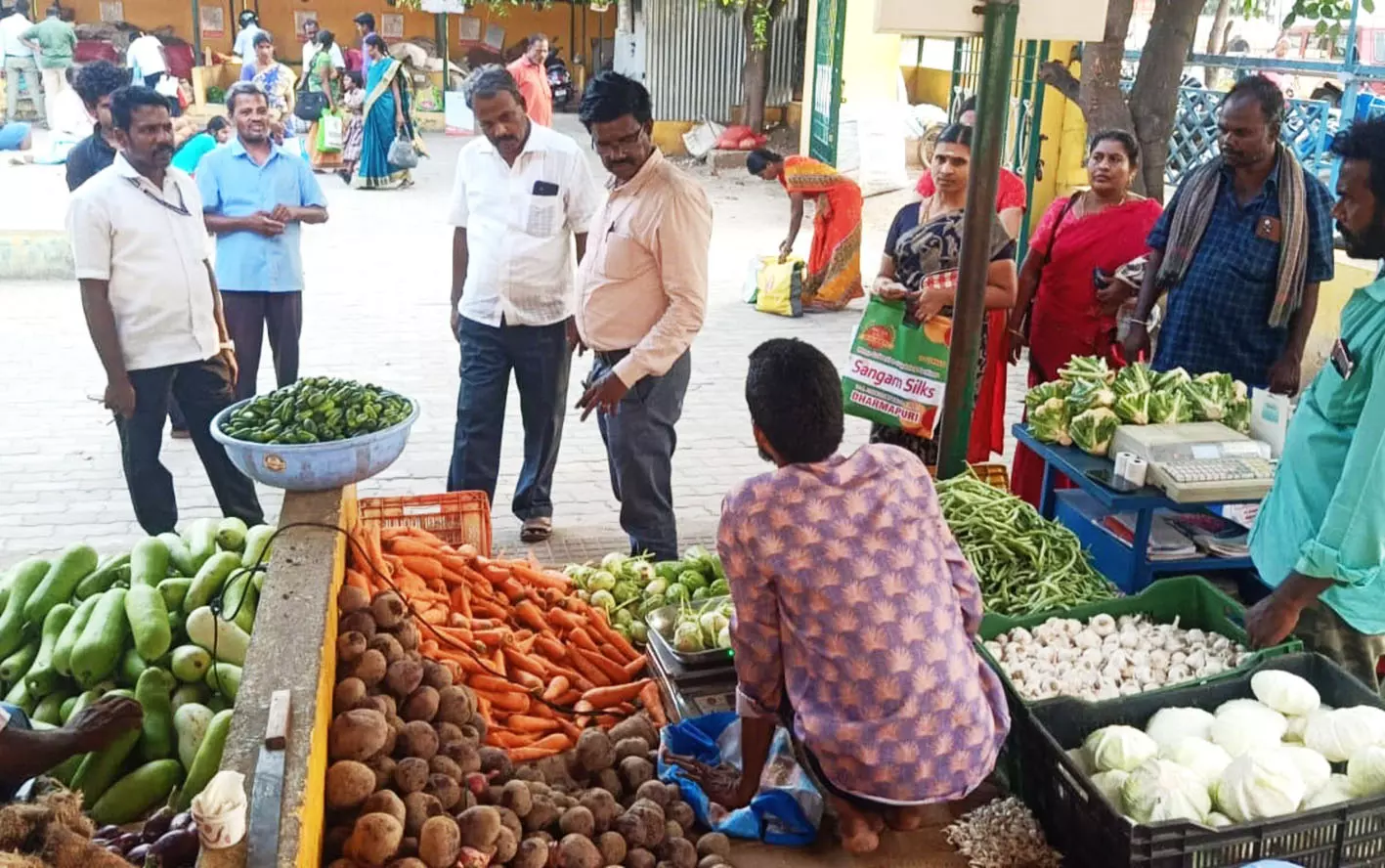 தருமபுரி உழவர் சந்தையில் வேளாண் துணை இயக்குனர் திடீர் ஆய்வு தருமபுரி உழவர் சந்தையில் வேளாண் துணை இயக்குனர் திடீர் ஆய்வு