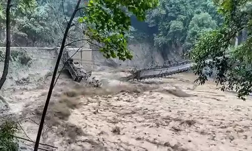 சிக்கிம் வெள்ளத்தில் சிக்கி பலியானோர் எண்ணிக்கை 18 ஆக உயர்வு- மாயமான 98 பேரை தேடும் பணிகள் தீவிரம்