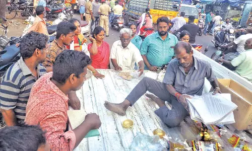 வியாபாரிகளிடம் பறிமுதல் செய்த பிளாஸ்டிக் பைகளை திரும்ப ஒப்படைத்த அதிகாரிகள்