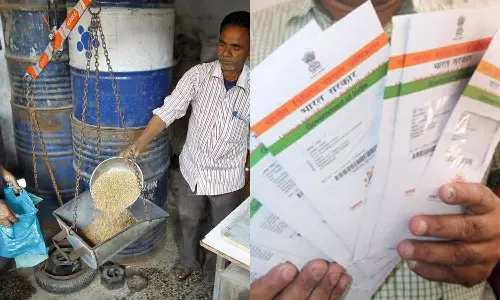 குடும்ப உறுப்பினர்களின் ஆதார் எண்களை பதிவு செய்ய வேண்டும்- இலவச அரிசி முறைகேடாக செல்வதை தடுக்க நடவடிக்கை