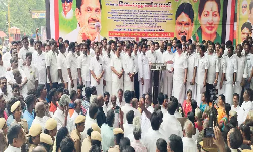 கடலூரில் புதிய பஸ்நிலையம் அமைக்க வலியுறுத்தி அ.தி.மு.க.வினர் கண்டன ஆர்ப்பாட்டம்: முன்னாள் அமைச்சர் எம்.சி. சம்பத் பங்கேற்பு