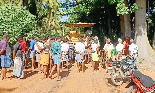 போடி அருகே டாஸ்மாக் கடையை அகற்ற கோரி பொதுமக்கள் சாலை மறியல்