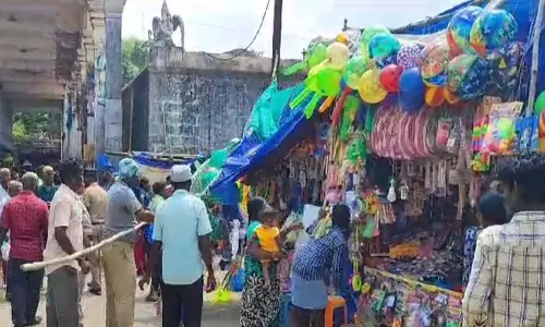 திருவந்திபுரம் தேரடி வீதியில் ஆக்கிரமித்து வைக்கப்பட்டிருந்த பொருட்கள் அகற்றம்: நெடுஞ்சாலைத்துறை போலீசார் அதிரடி நடவடிக்கை