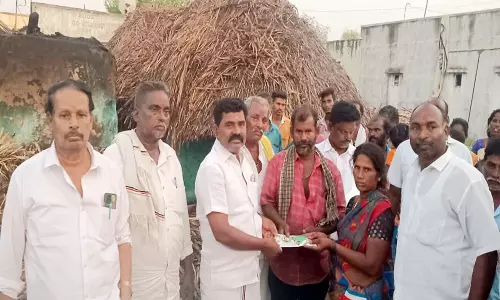 தியாகதுருகம் அருகே  தீ விபத்தில் பாதிக்கப்பட்டவருக்கு நிவாரணம்:செந்தில் குமார் எம்.எல்.ஏ. வழங்கினார்