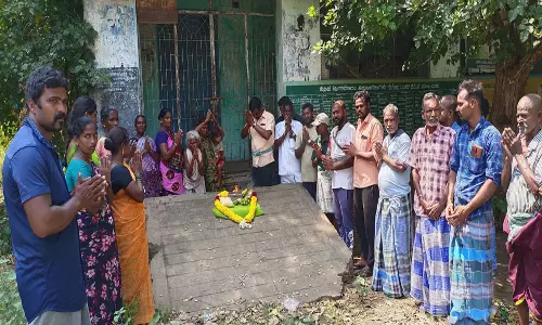 திட்டக்குடியில் பழைய வேளாண்மை கட்டிடத்திற்கு தேங்காய் உடைத்து பொதுமக்கள் வழிபாடு