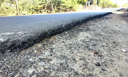 சாலையில் இரு பக்கமும் சேதமடைந்து ஒரு அடி அளவில் பள்ளம்