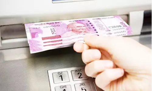 ஏ.டி.எம்.மில் பெண்ணிடம் நூதன முறையில் பணம் திருட்டு