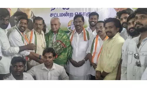 காங்கிரஸ் தலைவர் வைத்திலிங்கம் கேக்வெட்டி கொண்டாட்டம்