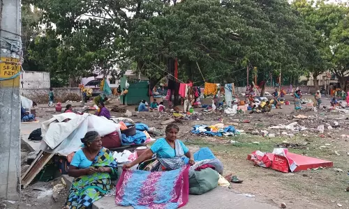 காந்திமாநகர் விளையாட்டு மைதானத்தில் திடீரென குடியேறிய பொதுமக்கள்