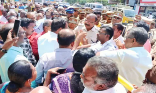 கட்டையன்விளை பகுதியில் உறிஞ்சி குழாய் அமைக்க எதிர்ப்பு தெரிவித்து மறியல்