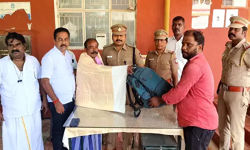 சங்கரன்கோவில் சாலையில் கிடந்த 4 கிலோ வெள்ளி பொருட்களை போலீசில் ஒப்படைத்த தொழிலாளிக்கு பாராட்டு