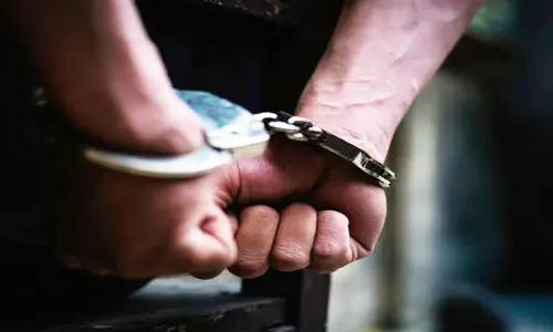 அரசு பஸ் கண்டக்டரை தாக்கிய 2 வாலிபர்கள் கைது