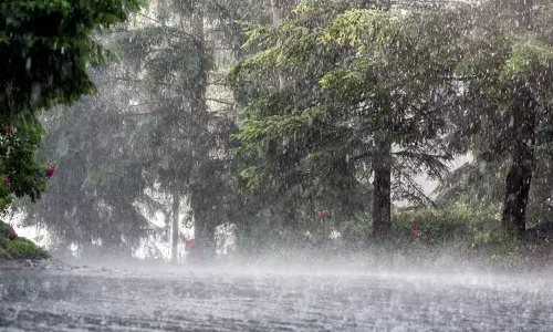 நாட்டறம்பள்ளியில் வெளுத்து வாங்கியகனமழை