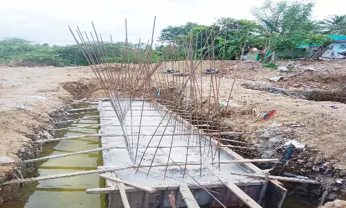 தரமற்ற கம்பிகளை பயன்படுத்தி பாலம் அமைப்பு