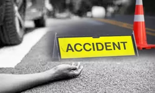 பைக் மீது லாரி மோதி பெண் பலி