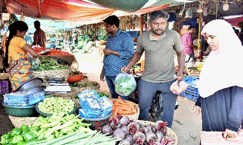 ஈரோடு வ.உ.சி. மார்க்கெட்டில் காய்கறிகள் விலை உயர்ந்தது