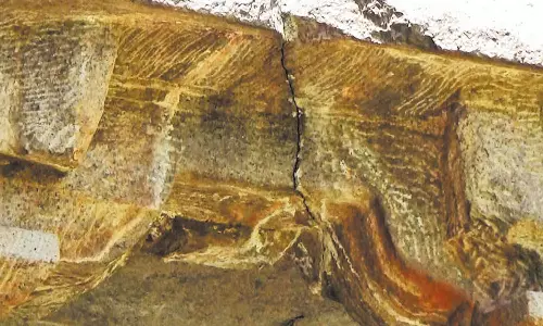 மாமல்லபுரம் குடைவரை மண்டபத்தில் ஏற்பட்ட விரிசலால் மழைநீர் கசிவு: சீரமைக்க பொதுமக்கள் கோரிக்கை