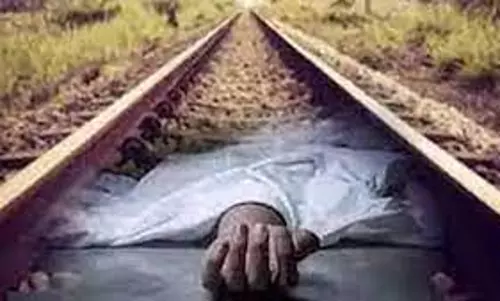 ரெயில்வே தண்டவாளத்தில் பிணமாக கிடந்தார்