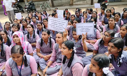 கோட்டை பெண்கள் பள்ளியில் மாணவிகள் போராட்டம்